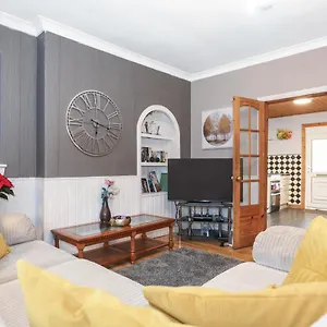 Beautiful In - Free Parking Guest house